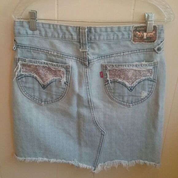 LEVIS DECONSTRUCTED DISTRESSED DENIM SKIRT. SIZE 5 - Picture 2 of 4